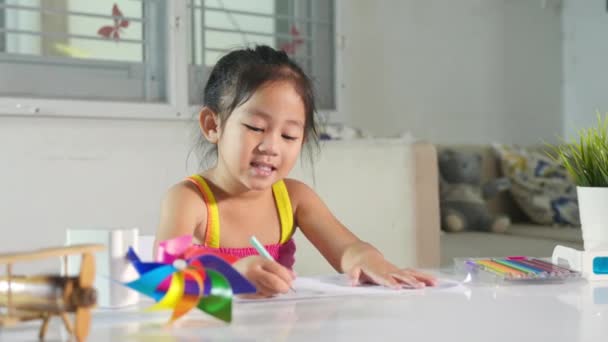 Ребенок Маленькая Девочка Рисует Мультфильм Бумаге Прежде Рисовать Цвет Азиатский — стоковое видео