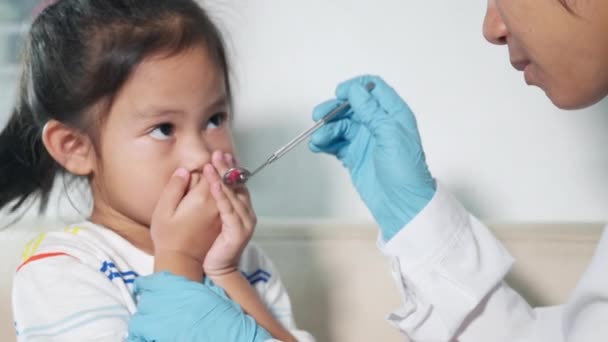 Dişçi Çocuk Muayenesi Doktor Ağız Boşluğunu Muayene Ediyor Diş Boşluğunu — Stok video