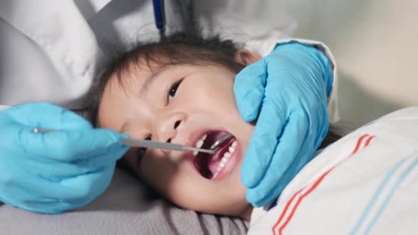 Examen Santé Dentaire Des Enfants Médecin Examine Cavité Buccale Petit — Video