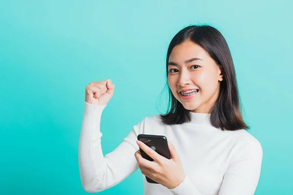 Mujer Asiática Sonrisa Sosteniendo Teléfono Inteligente Que Feliz Sorprendido Después — Foto de Stock