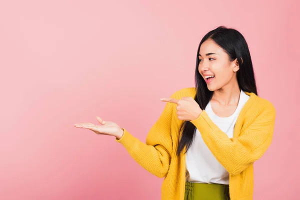 Retrato Asiático Hermosa Joven Mujer Sonriendo Pie Señalando Dedo Hacia — Foto de Stock