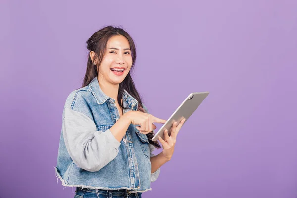 Portrait Asian Beautiful Young Woman Smiling Using Tablet Computer Happy — Foto de Stock
