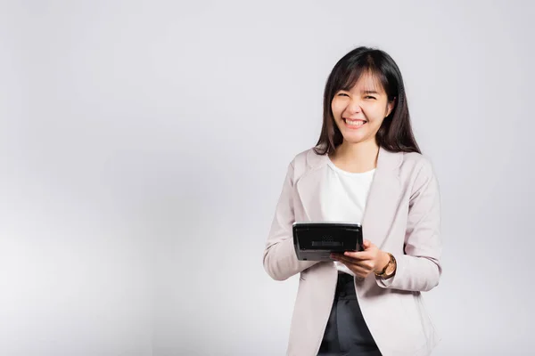 Έννοια Της Φορολογικής Ημέρας Γυναίκα Αυτοπεποίθηση Χαμογελώντας Κρατώντας Ηλεκτρονικό Υπολογιστή — Φωτογραφία Αρχείου
