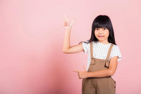 Asyalı Küçük Bir Çocuk Yaşında Stüdyoda Parmağı Havada Pembe Arka — Stok fotoğraf