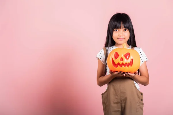 Asiatico Bambino Anni Possesso Scolpito Zucca Halloween Studio Colpo Isolato — Foto Stock