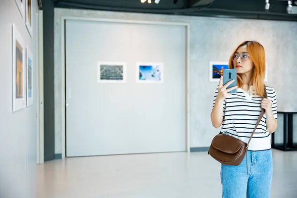 Visitor Woman Standing Takes Picture Art Gallery Collection Front Framed — Φωτογραφία Αρχείου