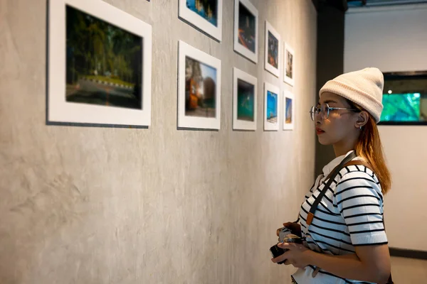 Photographer Visit Photo Frame Leaning Show Exhibit Artwork Gallery Asian — Stockfoto