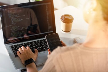 Programcı kadın iş yerinde cep telefonu program kodu arıyor, yazılım geliştirici eller dizüstü bilgisayarla veri kodlama programlama javascript, IT başlangıç konsepti, Web uygulama tasarımı