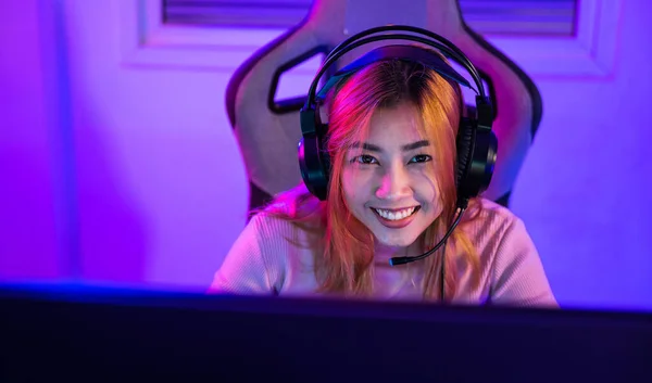 Happy Gamer Endeavor Plays Online Video Games Tournament Computer Neon — Stock Photo, Image