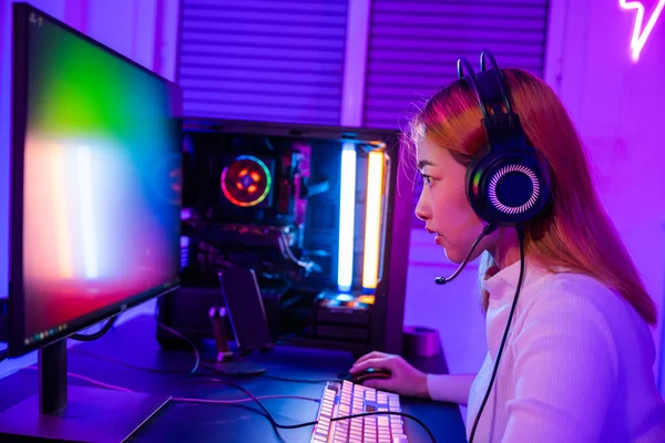 Азиатский Профессиональный Геймер Играющий Онлайн Видео Игру Настольном Компьютере Имеют — стоковое фото