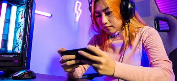 Losing Gamer Playing Video Game Online Smartphone Neon Lights She — Foto Stock