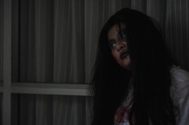 Evdeki karanlık bir odada korkunç kötü kadın hayaleti. Dişi şeytan korkutucudur. Terk edilmiş binaya dadanmıştır. Mutlu Cadılar Bayramı kutlaması.