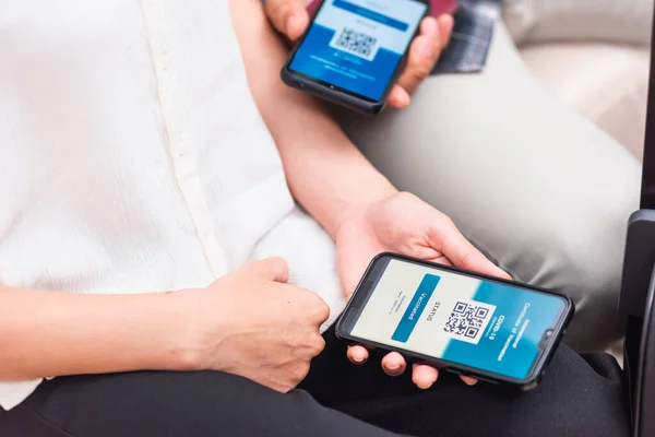 Impfpass Reisende Mit Gesundheitspass Oder Impfpass Auf Smartphone App Flughafen — Stockfoto