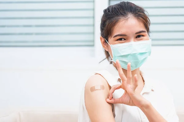 アジアの若い女性の笑顔彼女持っています接着剤石膏上腕彼女のワクチン接種と表示後にOk指のサイン免疫ワクチンCovid 19予防 — ストック写真
