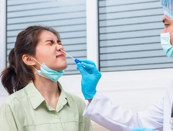 Test Obecność Koronawirusów Doktor Mężczyzna Pobiera Próbkę Śliny Przez Nos — Zdjęcie stockowe