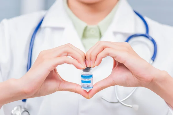Nahaufnahme Ärztin Lächelt Ein Herz Mit Ihren Händen Markieren Herzfinger — Stockfoto