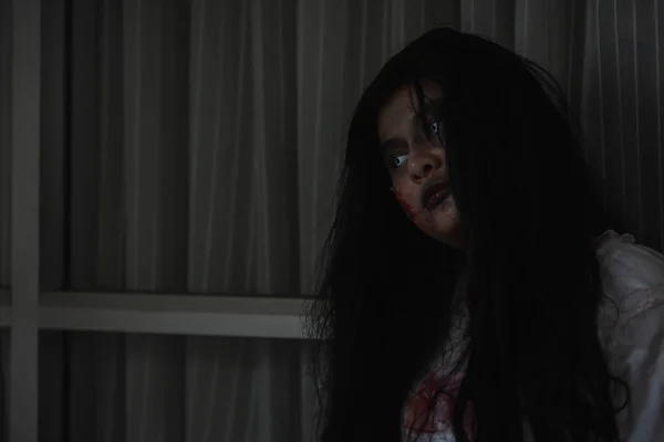 Τρομακτικό Κακό Φάντασμα Γυναίκα Ανατριχιαστικό Ένα Σκοτεινό Δωμάτιο Στο Σπίτι — Φωτογραφία Αρχείου