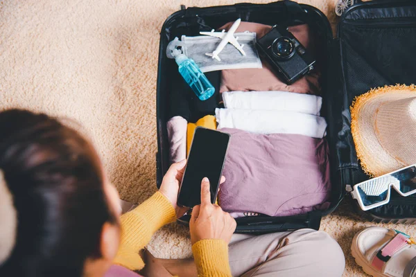 Vrouw Met Behulp Van Smartphone Blanco Scherm Verpakking Koffer Tas — Stockfoto