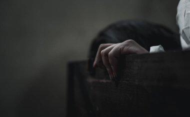 Korkunç hayalet kadın. Asyalı hayalet korkusunun tüyleri ve gözleri eski hazine sandığında, kadın makyaj terörü zombi yüzü, cinayet, yakın plan el, mutlu Cadılar Bayramı konsepti