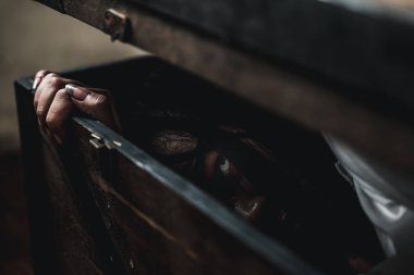 Korkunç hayalet kadın. Asyalı hayalet korkusu korkunç saçlar eski hazine sandığında yatıyordu kameraya bakıyordu kadın makyajlı terör zombi yüzü, cinayet, mutlu Cadılar Bayramı konsepti