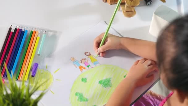 Ázsiai Aranyos Gyerek Óvodás Asztalon Mosolyogva Rajzol Képet Ceruzával Otthon — Stock videók