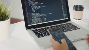 Programcı kadın iş yerinde cep telefonu program kodu arıyor, yazılım geliştirici eller dizüstü bilgisayarla veri kodlama programlama javascript, IT başlangıç konsepti, Web uygulama tasarımı
