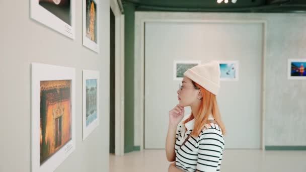 Frau Steht Kunstgalerie Sammlung Vor Gerahmten Gemälden Bilder Weißer Wand — Stockvideo