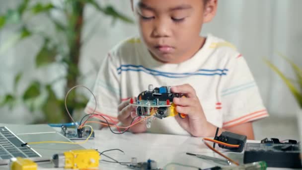 Asian Kid Boy Assembling Wheel Arduino Robot Car Homework Little — Vídeo de Stock
