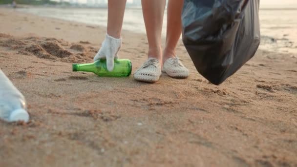 Ehrenamtliche Frau Pflückt Plastikflasche Müllsack Schwarz Für Die Reinigung Des — Stockvideo