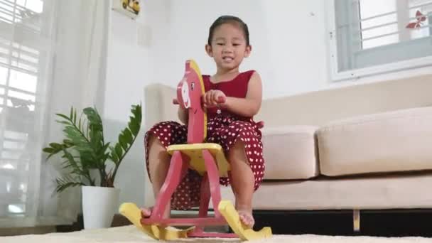 Asiática Linda Niña Columpio Caballo Juguete Montar Niño Sonriente Jugando — Vídeos de Stock