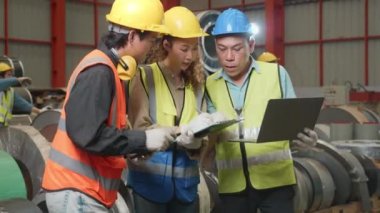 Metal levha fabrikasında dizüstü bilgisayar, makine mühendisliği ekip üretimi, antrenör sanayi fabrikası, teknik ekip için yönetici eğitimi ve atama işi.