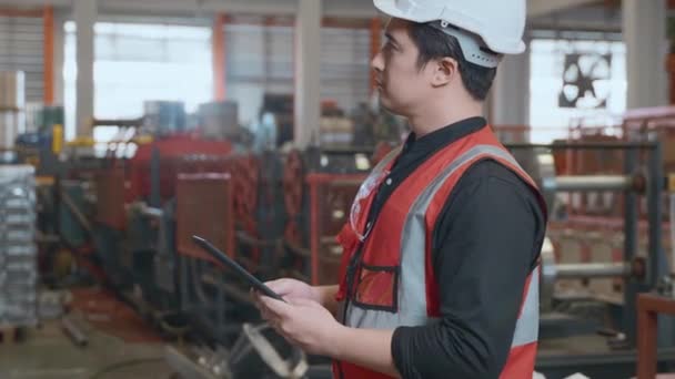Worker Man Looking Check List Details Tablet Mechanic Repairing Machine — Stok video