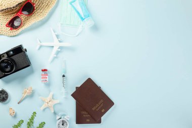 Dünya Turizm Günü Coronavirüs salgını sırasında, seyahat aksesuarları düz yerde, stüdyo çekimi izole edilmiş arka plan fotokopi alanı, tatil gezisi konsepti