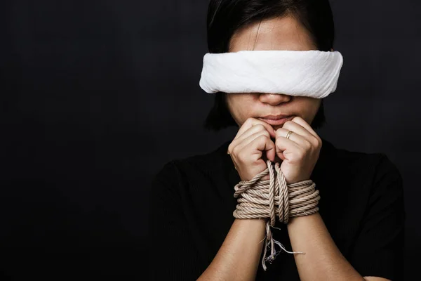 Rabszolga Ázsiai Megkötözve Láncok Becsukta Szemét Fekete Háttér Szólásszabadság Cenzúrázása — Stock Fotó