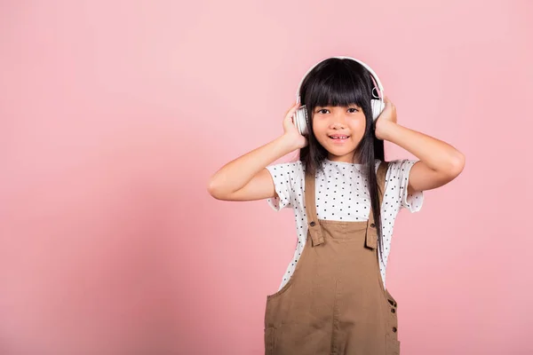 Asian Little Kid Years Old Smiling Listening Music Wearing Wireless — ストック写真