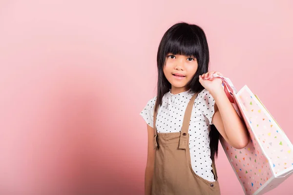 Menino Asiático Anos Sorrindo Segurando Sacos Compras Multicoloridos Mãos Estúdio — Fotografia de Stock
