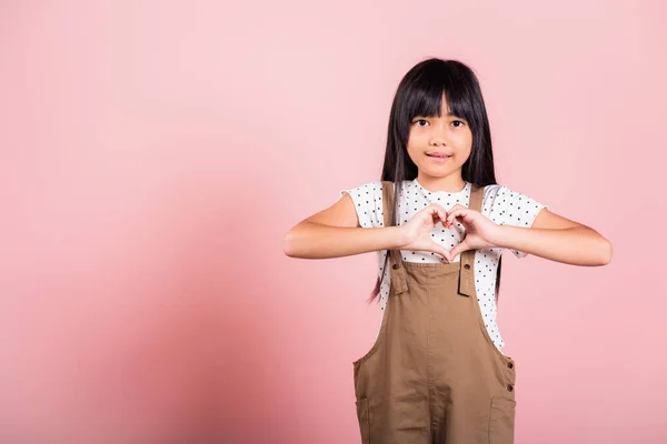 Asyalı Küçük Bir Çocuk Stüdyoda Kalp Işareti Gösteriyor Pembe Arka — Stok fotoğraf