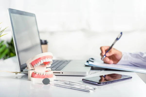 Oral Dental Dentist Doctor Uniform Writing Information Patient Paperwork Checklist — Fotografia de Stock