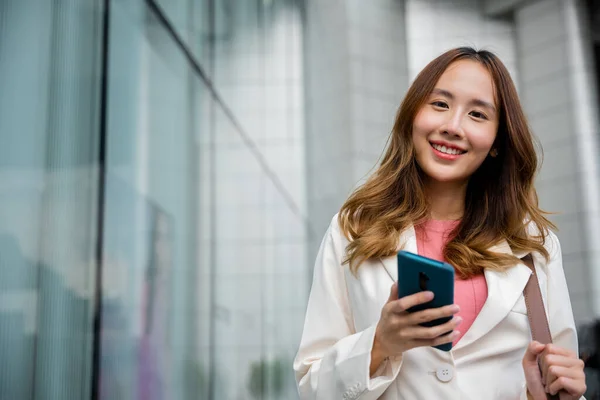 Happy Business Woman Smiling Using Mobile Phone Outdoor Walking City — 스톡 사진