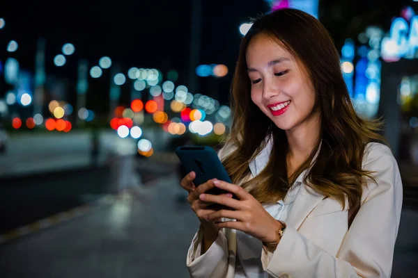 Beautiful Young Smiling Female Texting Work Message Smartphone Office Business — Stockfoto