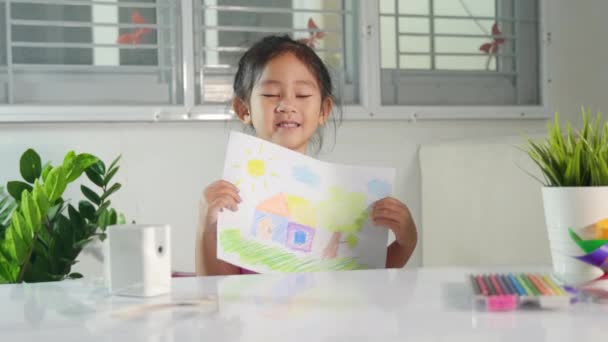 Happy Baby Little Girl Podnieść Kolorowy Krajobraz Rysunek Moje Marzenie — Wideo stockowe