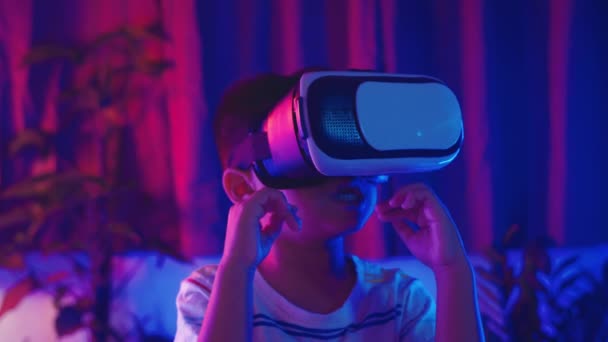 Little Kid Boy Experiencing Virtual Reality Goggles Experiencing Reality Child — Vídeo de Stock