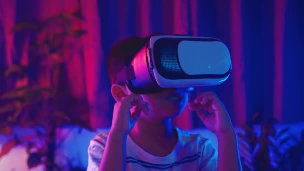 Little Kid Boy Experiencing Virtual Reality Goggles Experiencing Reality Child — Vídeo de stock