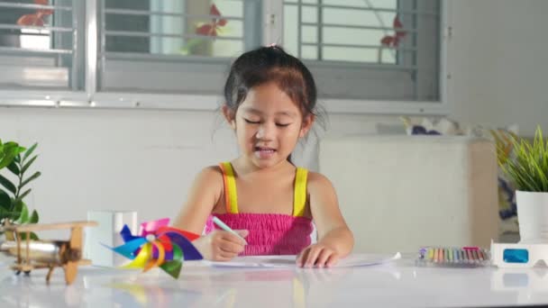 Child Little Girl Drawing Cartoon Paper Paint Color Asian Cute — Stock videók