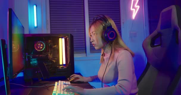 Jugador Profesional Asiático Que Juega Videojuego Línea Computadora Escritorio Tiene — Vídeos de Stock