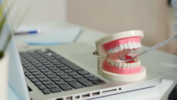 Гігієна Зубів Модель Стоматолога Здорового Білого Зуба Інструмент Вивчення Дзеркала — стокове відео