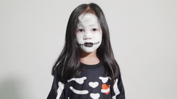 Halloween Kid Portrait Asian Little Kid Girl Wearing Witch Costume — 图库视频影像