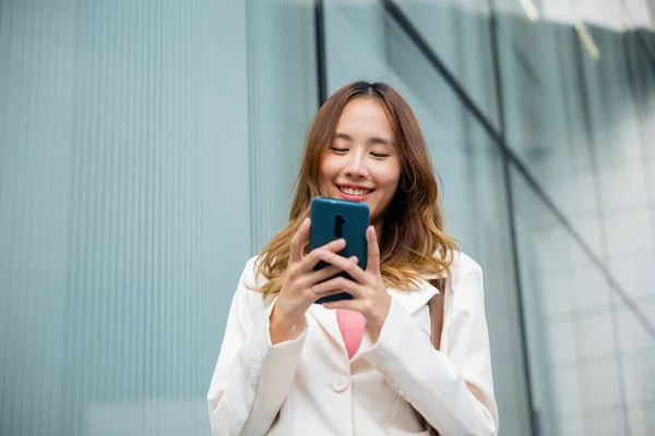 Happy Business Woman Smiling Using Mobile Phone Outdoor Walking City — Foto de Stock