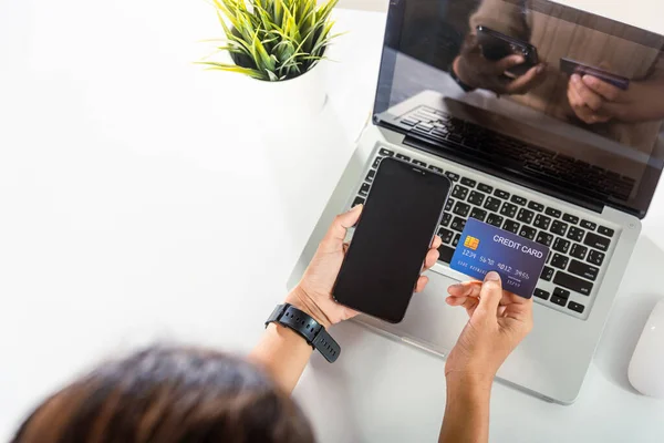 Frauen Registrieren Sich Über Kreditkarten Auf Dem Handy Machen Digitale — Stockfoto