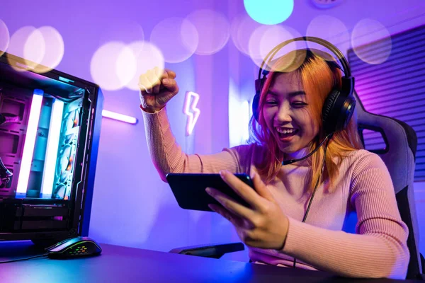 Winning Happy Gamer Playing Video Game Online Smartphone Neon Lights — Foto de Stock